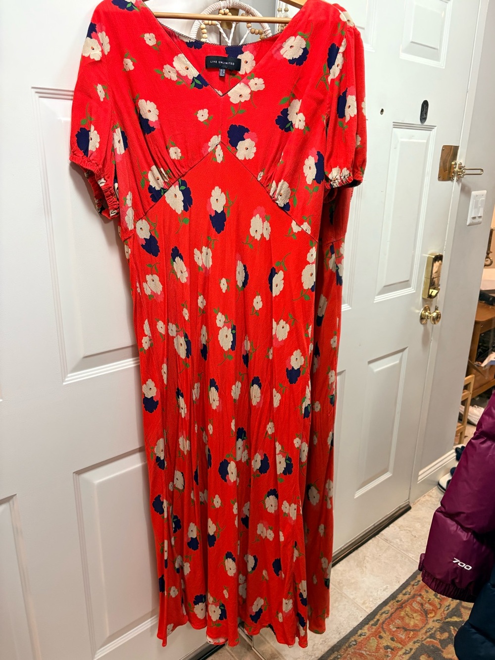 Live Unlimited
Floral Puff Sleeve Midi Dress
Size 18